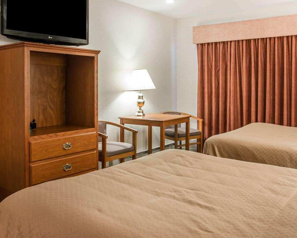 Quality Inn & Suites Mackinaw City Beachfront Bilik gambar